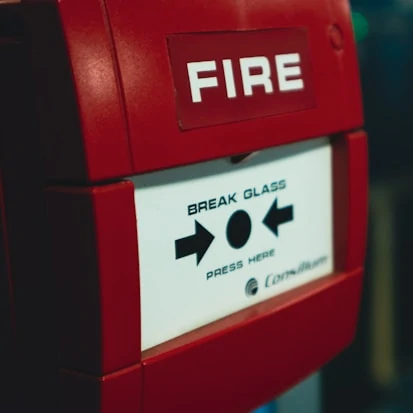 Pulsante classico dell'allarme antincendio.