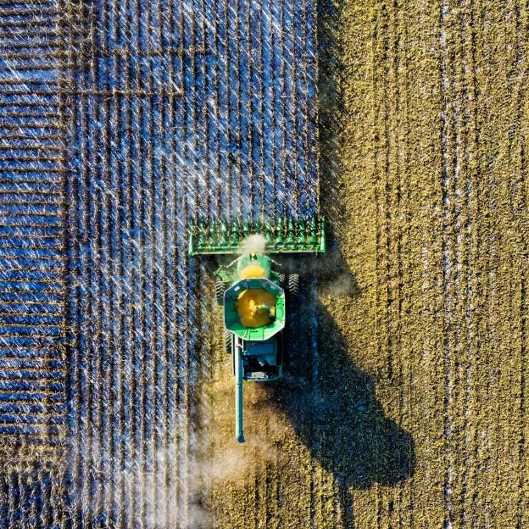 Mietitrebbia al lavoro in campo agricolo rappresentante il servizio di redazione DVR per Aziende Agricole a Cagliari.