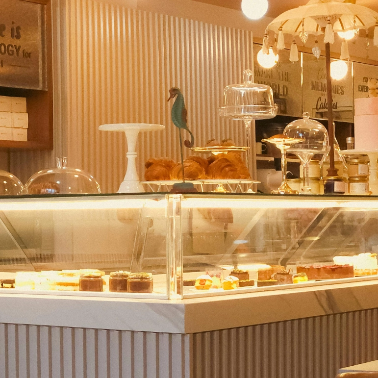 Banco bar con vetrina di dolci in un bar/pasticceria che ha scelto la redazione del suo DVR Bar a Cagliari di TCertifico.
