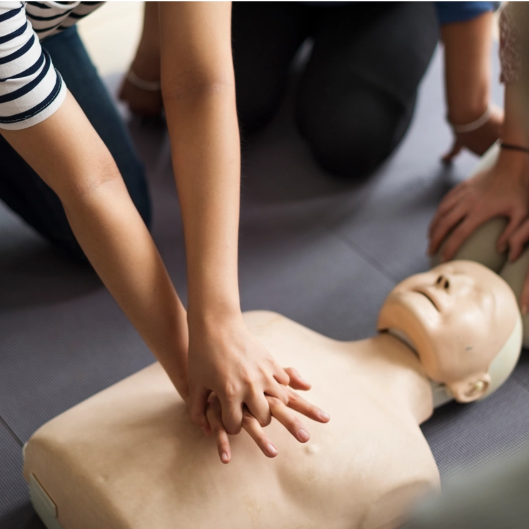 Manichino per la rianimazione mentre viene usato in un Corso di Primo Soccorso a Cagliari.