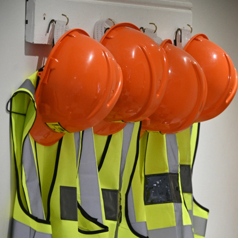 Caschi e abbigliamento di sicurezza appesi nell'ambito di un Corso per il Rappresentante dei Lavoratori per la Sicurezza.