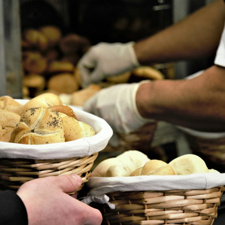 Panettiere al lavoro in laboratorio di panificazione con obbligo di redigere il DVR per Panificio.