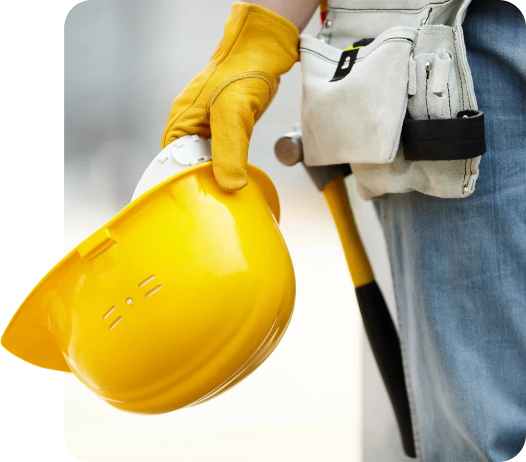 Dettaglio di un casco tenuto in mano da un operaio mentre segue un corso di sicurezza sul lavoro a Cagliari di TCertifico.