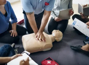 Corso di primo soccorso aziendale con esercitazione di rianimazione cardiopolmonare su manichino