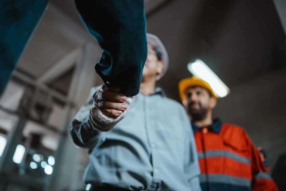 Stretta di mano tra datore di lavoro e RSPP esterno